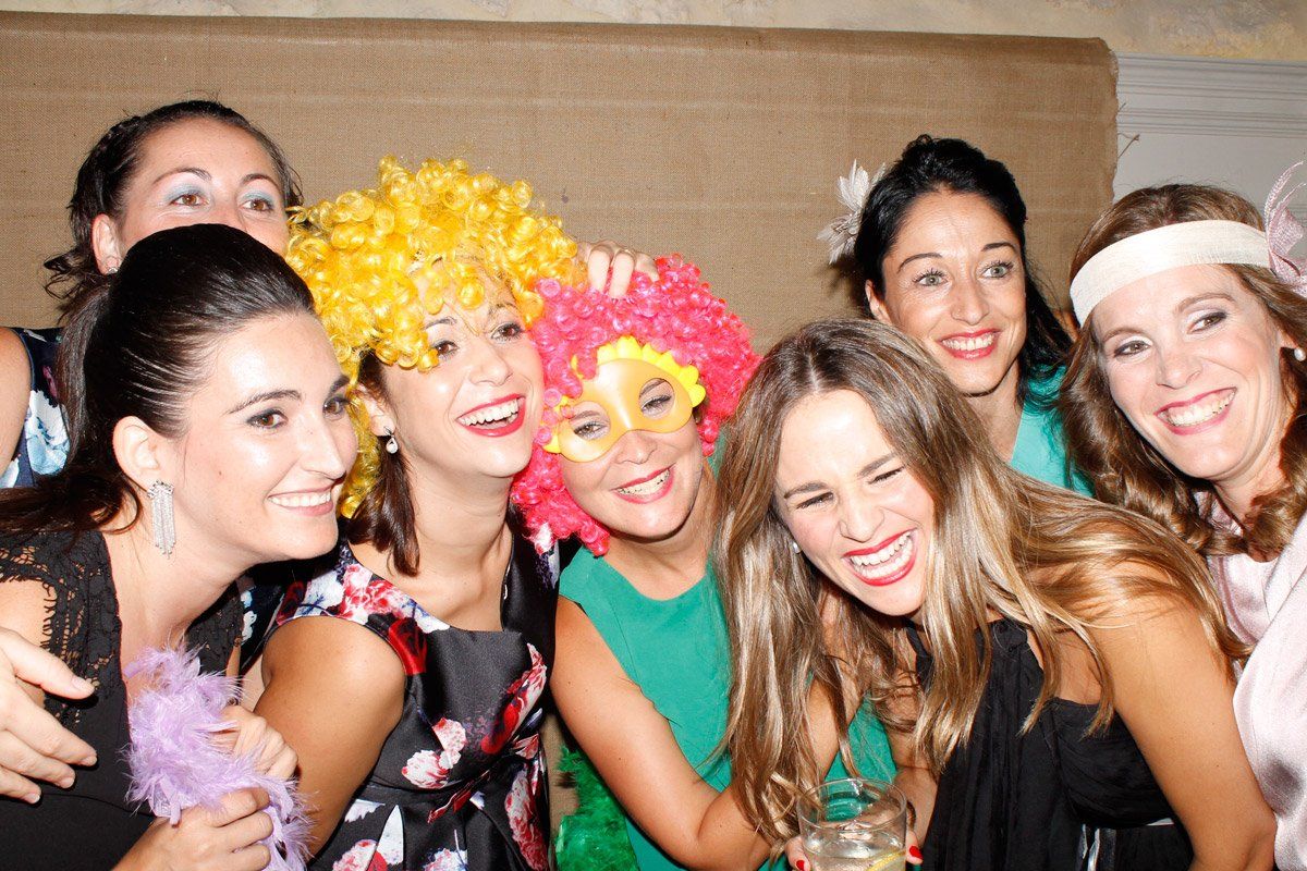 Motivos y ventajas por los que comprar un fotomatón para eventos