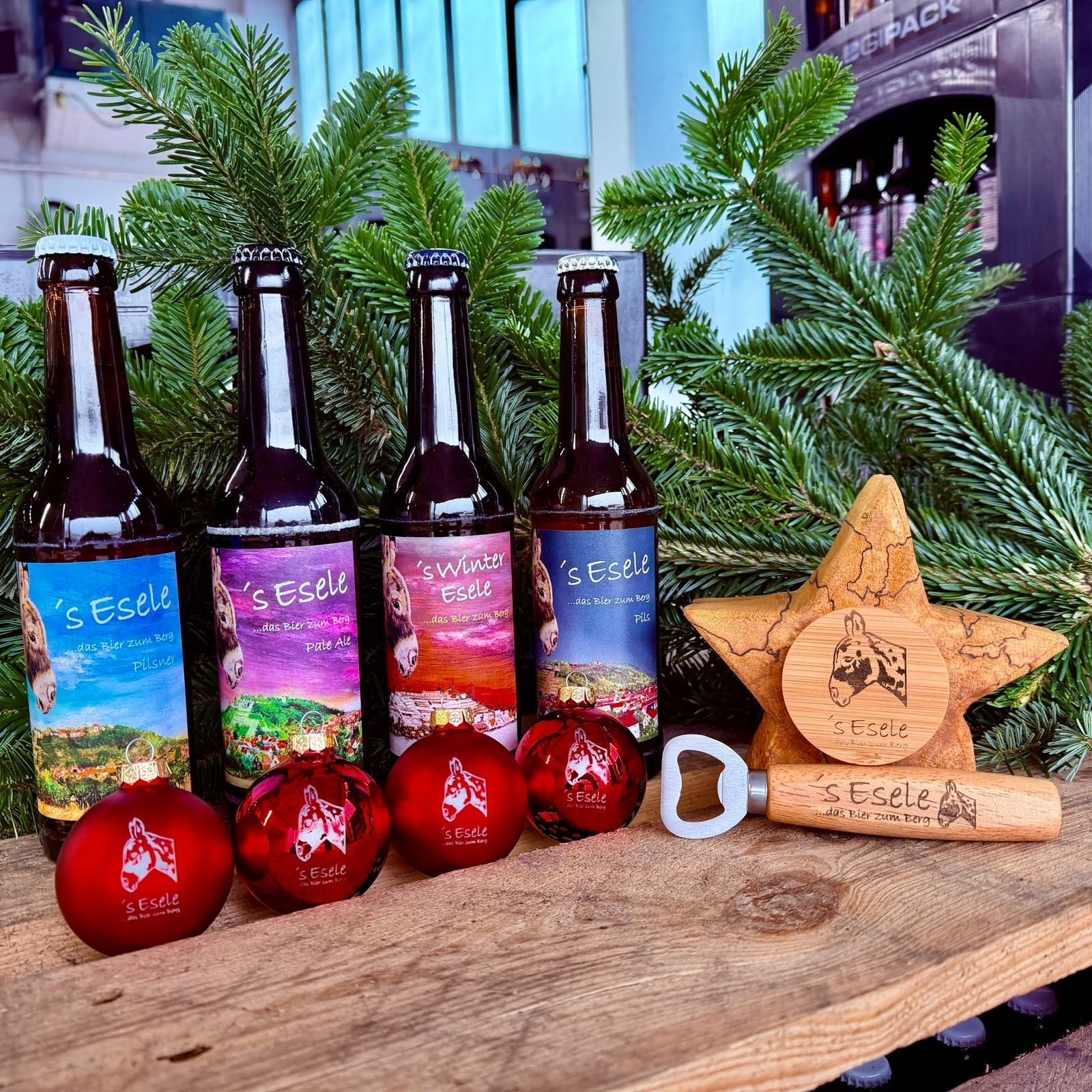 Vier Esele-Sorten, Christbaumkugeln, Flaschenöffner. Im Hintergrund Tannenzweige