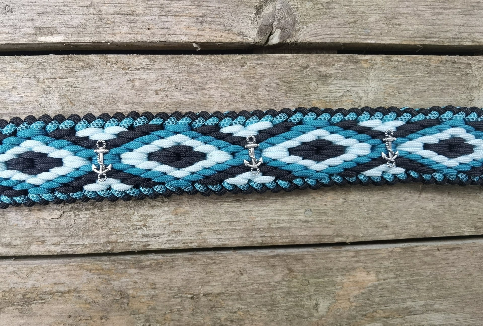 Paracordhalsband blau, schwarz mit rauten