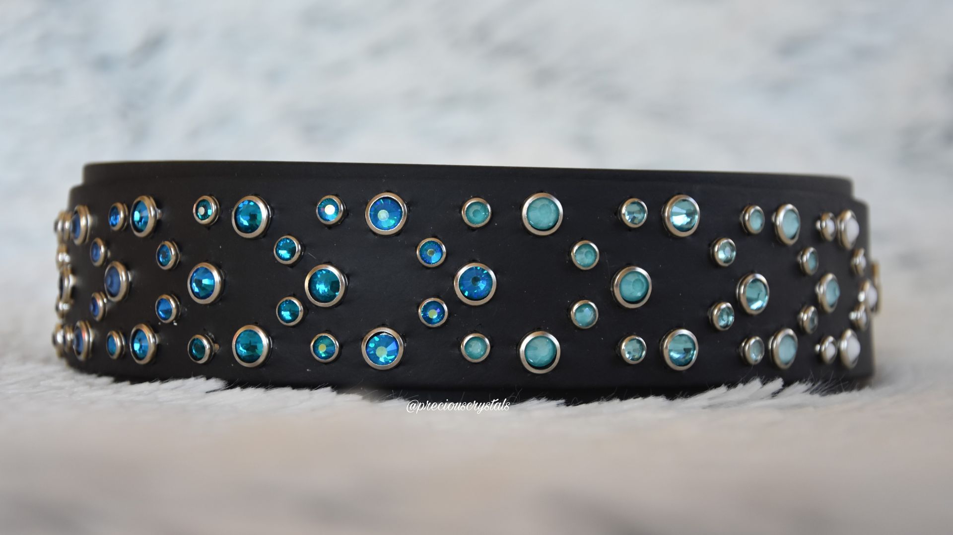 breites Biothanehalsband in schwarz mit blauen Kristallsteinen