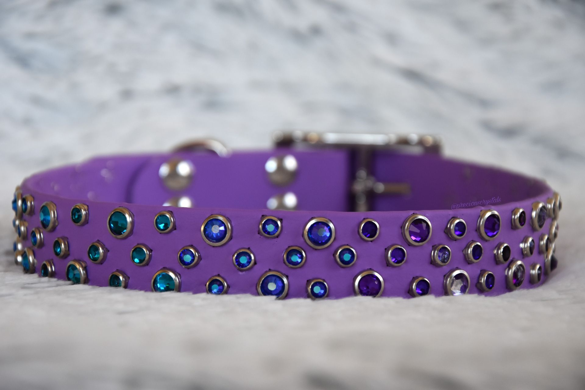 Biothanehalsband mit kristallsteinen