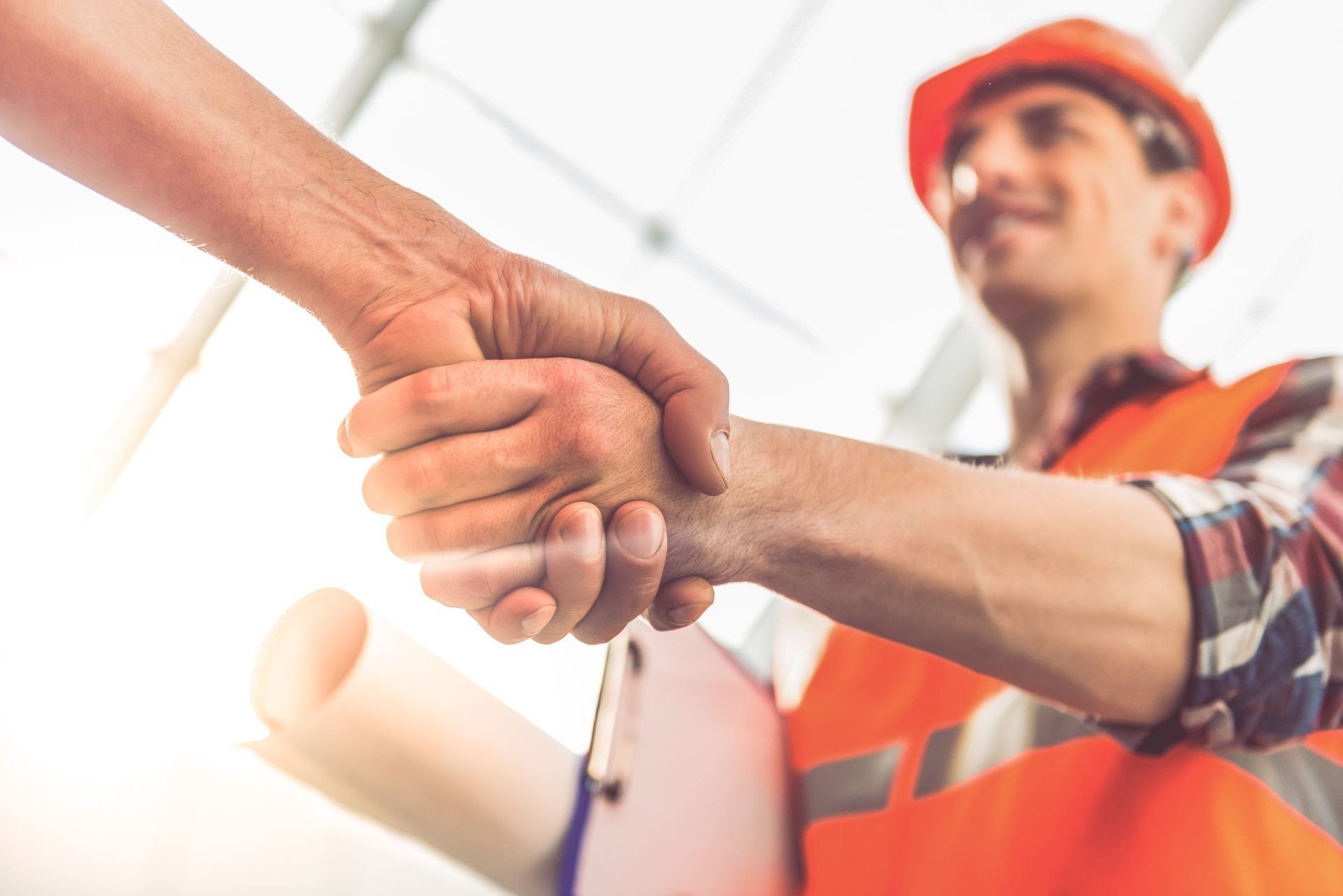 Bauarbeiter schütteln Hände