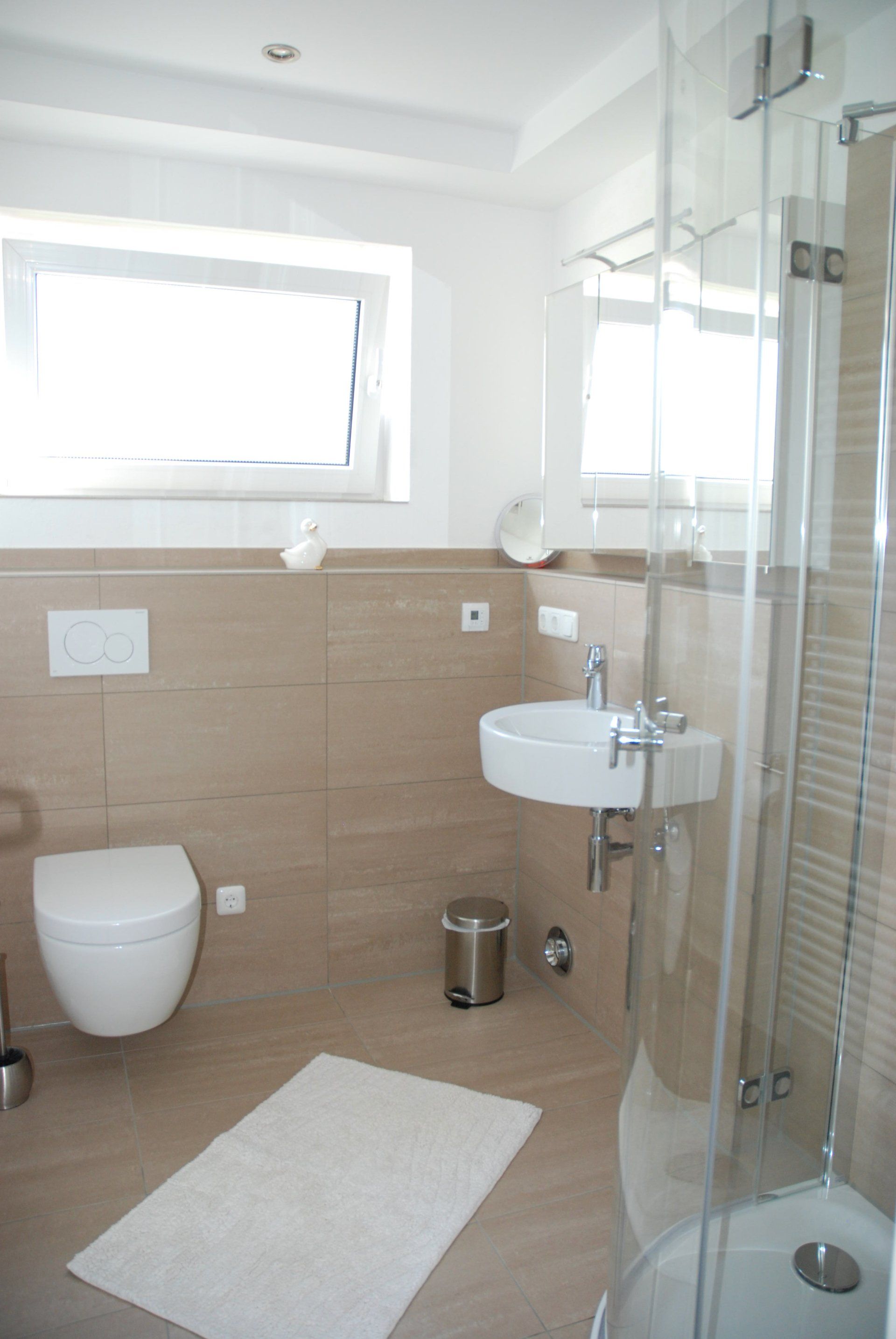 Tageslichtduschbad mit Handtuchheizung