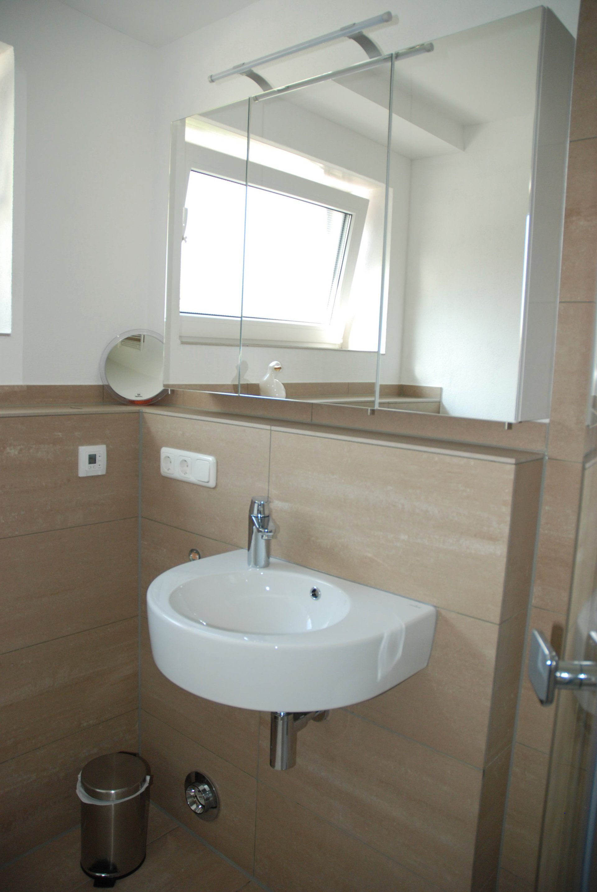 modernes Duschbad mit Spiegelschrank