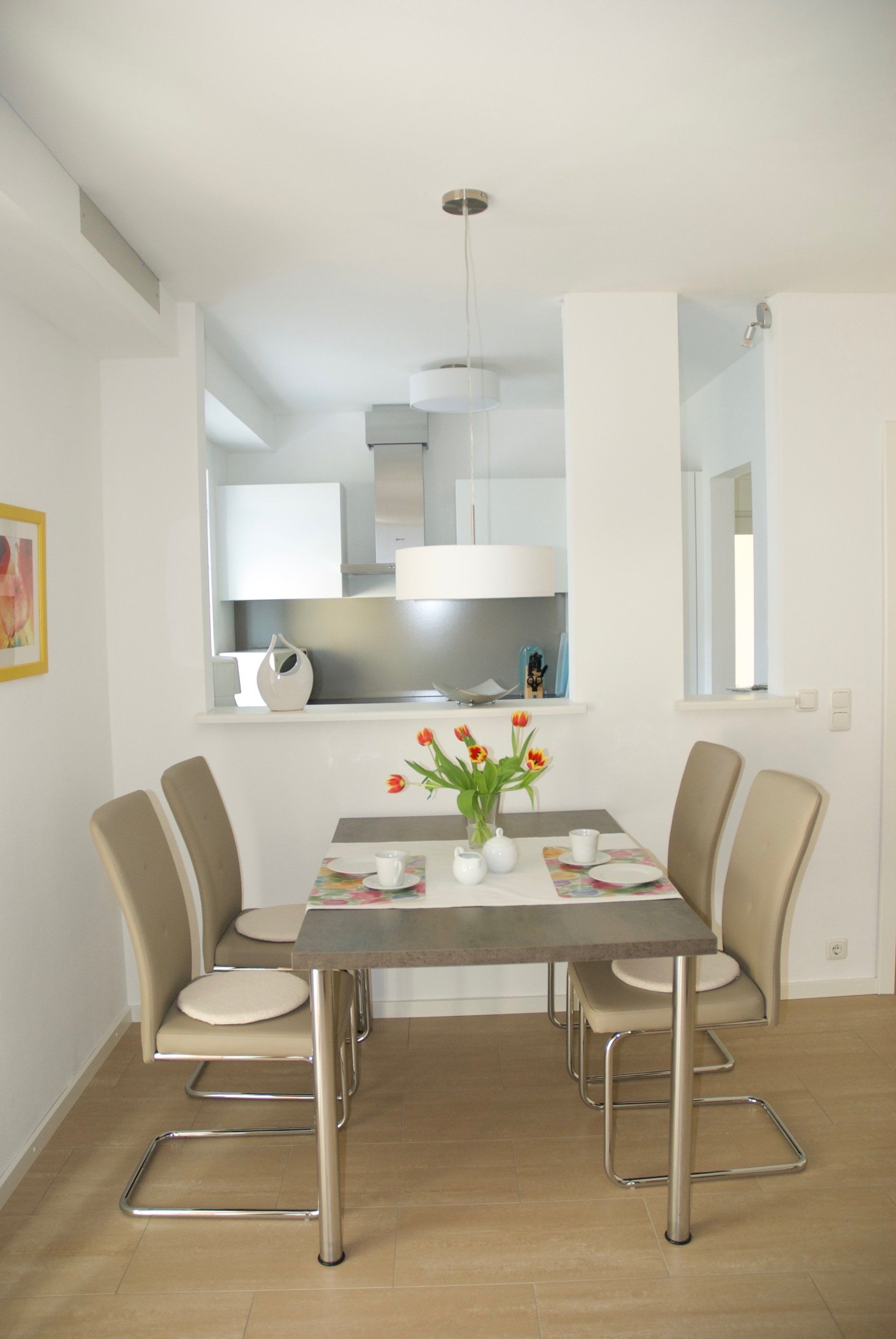 großzügige Essecke mit 4 Sitzgelegenheiten