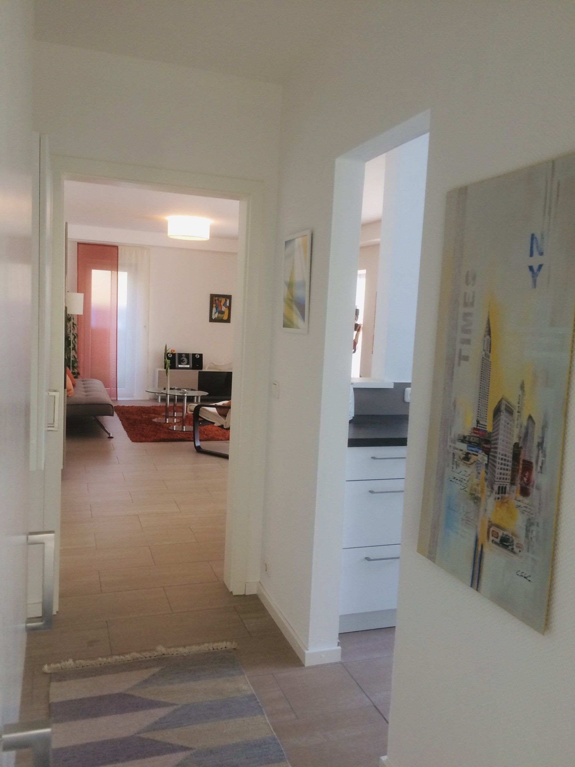 Flur mit Blick ins geräumige Wohnzimmer