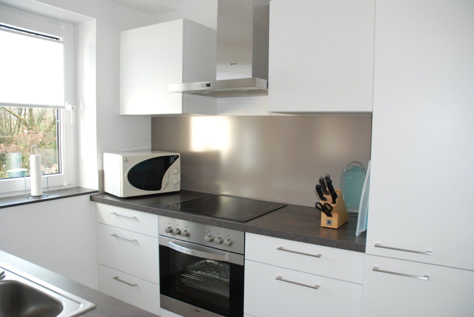 Küche mit Blick auf Herd mit Ceranfeld