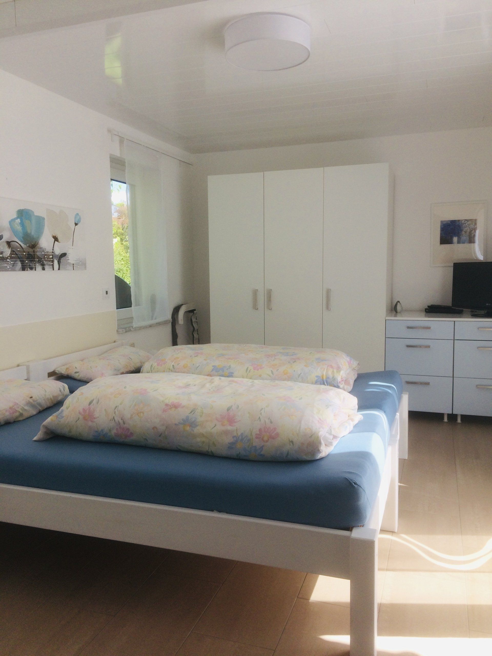 heller Schlafraum für 2 Personen mit TV und viel Stauraum