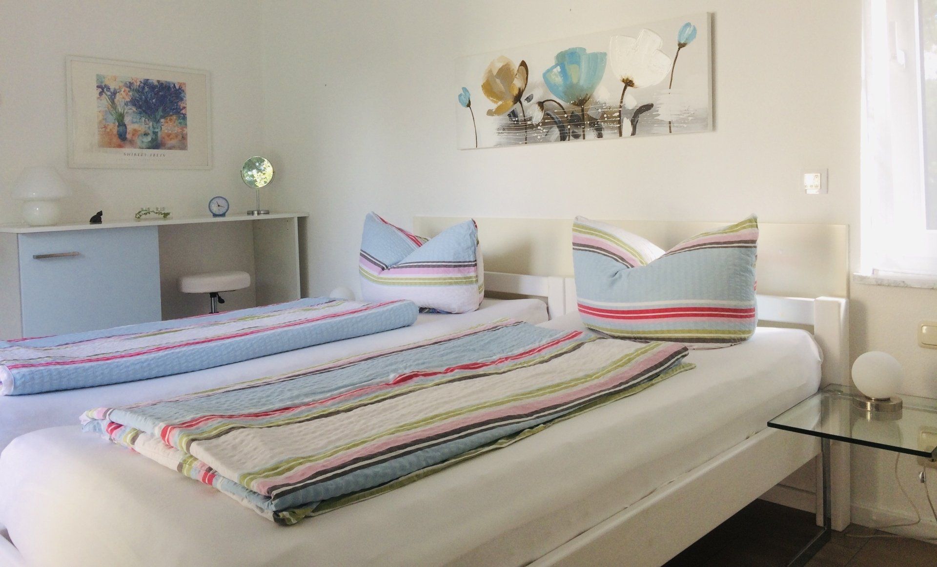 helles Schlafzimmer mit Toilettentisch