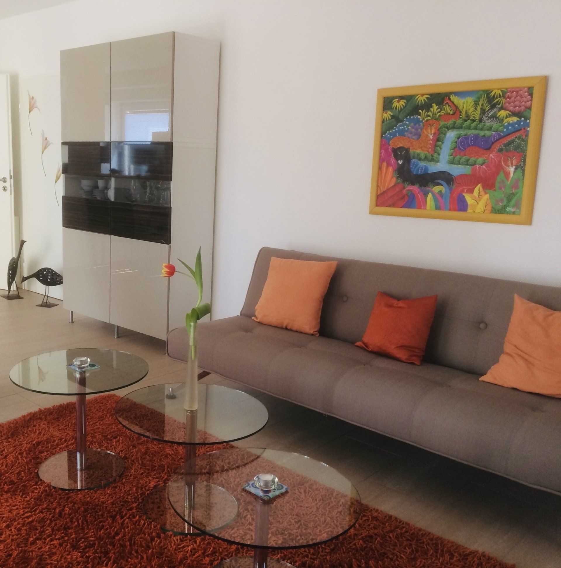 moderne Couch, Vitrinenschrank