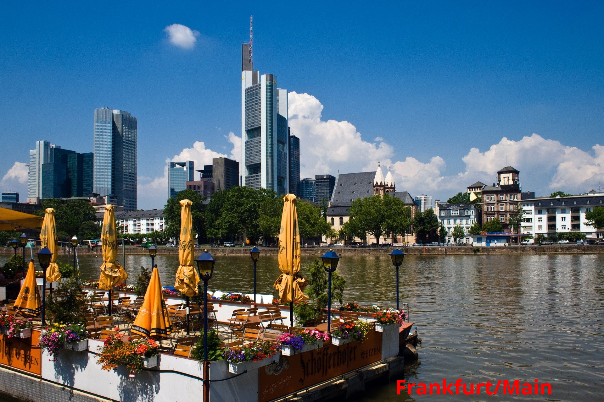 Frankfurt moderne Skyline mit Main