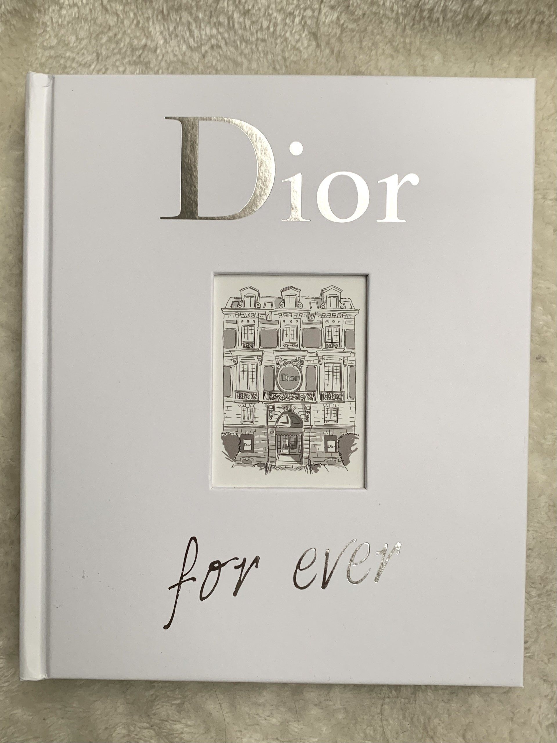 Dior for ever, un magnifique ouvrage sur Christian Dior le « prince » de la haute couture française