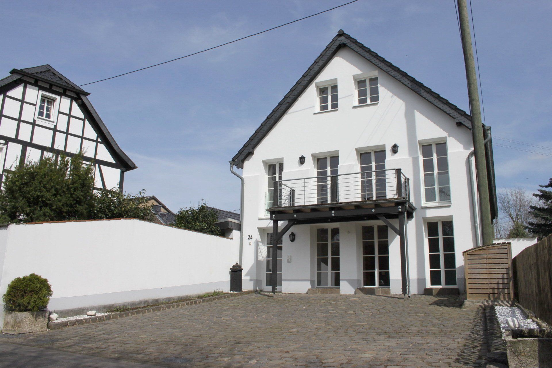 EINFAMILIENHAUS IN OFFENER BAUWEISE MIT BALKON UND FREISITZ IM HOF, CA. 125 m² WFL. IN SANKT AUGUSTIN - BIRLINGHOVEN