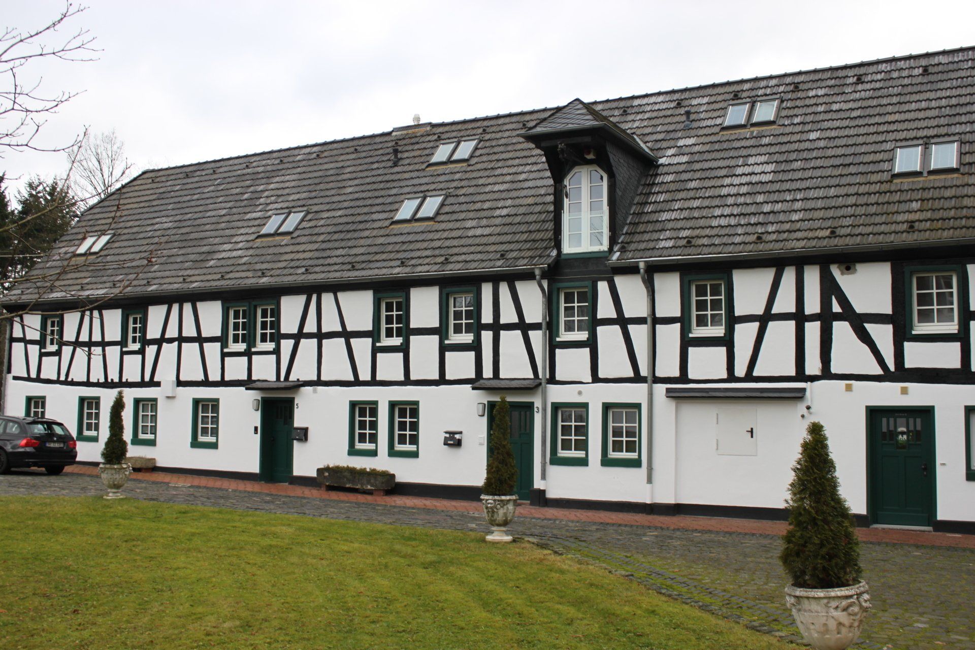 WOHNEN AM WASSERSCHLOSS - ERSTBEZUG NACH SANIERUNG, SEHR SCHÖNE MAISONETTEWHG. MIT GARTEN, CA. 122 m² WFL. IN SANKT AUGUSTIN BIRLINGHOVEN