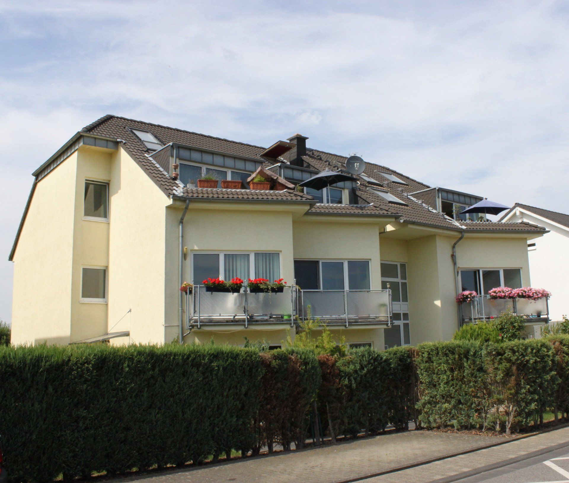 ALFTER: 2 ZIMMER- ERDGESCHOSS WOHNUNG MIT TERRASSE, ca. 62 m2 Wfl.