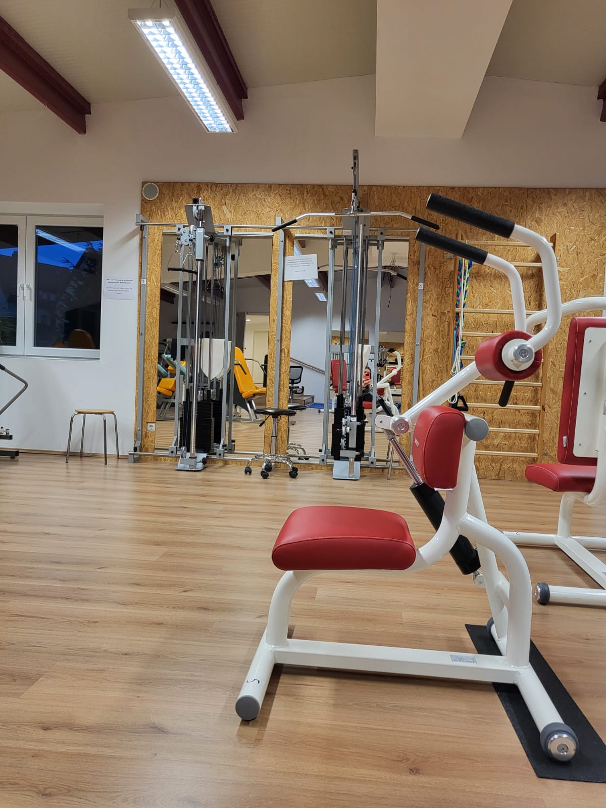 Modern ausgestatteter Trainingsbereich im Rehazentrum Roßstraße für Physiotherapie und Rehabilitationssport.