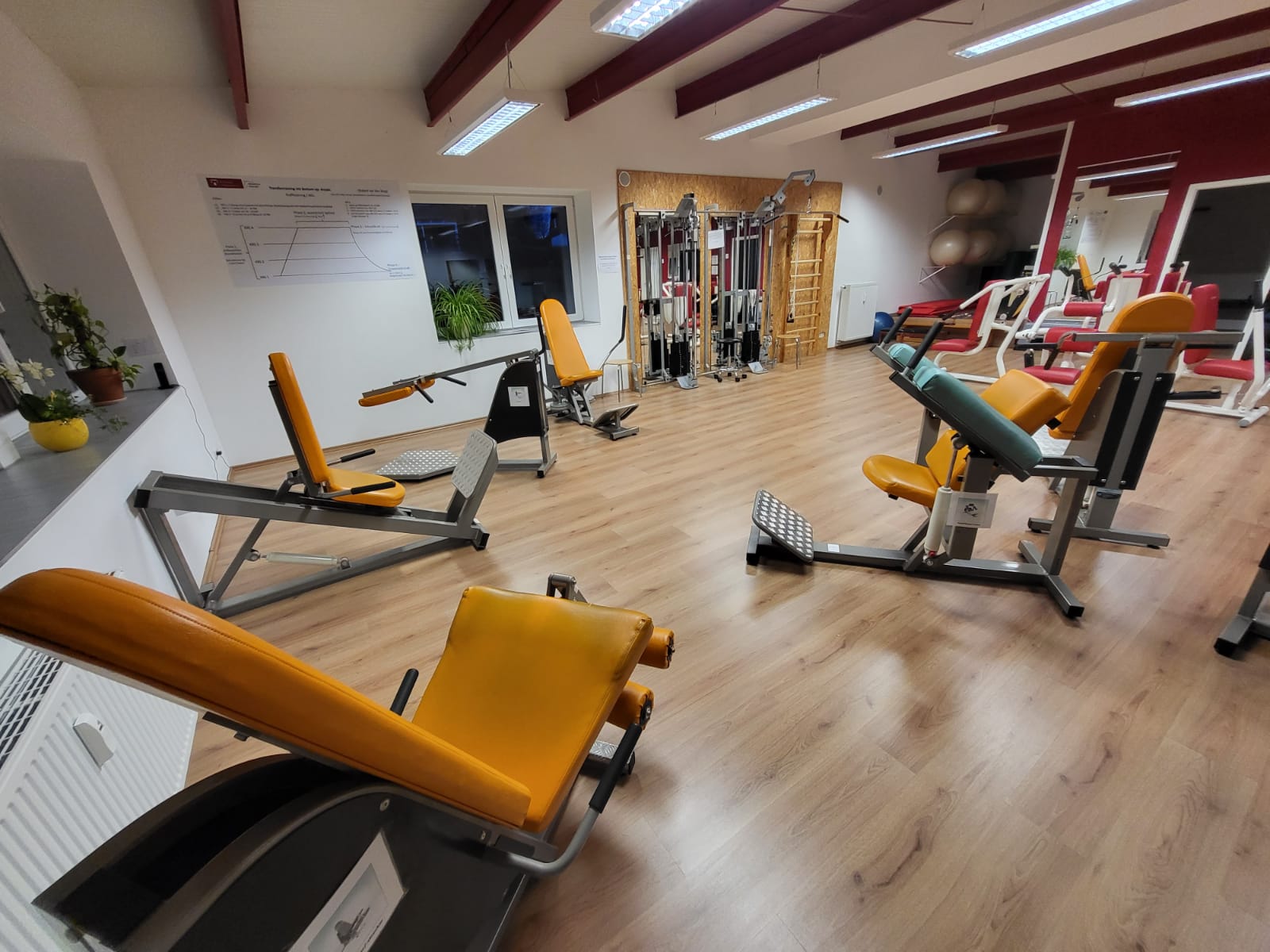 Modern ausgestatteter Trainingsbereich im Rehazentrum Roßstraße für Physiotherapie und Rehabilitationssport.