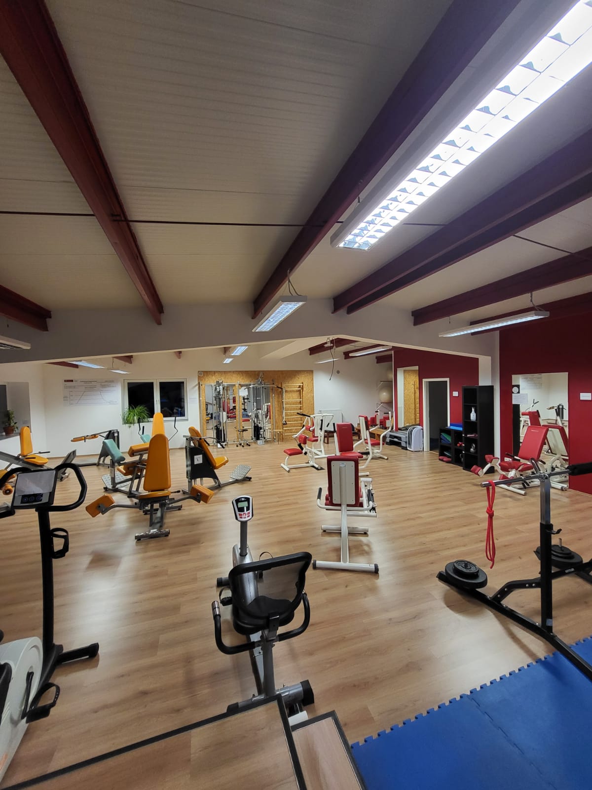 Modern ausgestatteter Trainingsbereich im Rehazentrum Roßstraße für Physiotherapie und Rehabilitationssport.