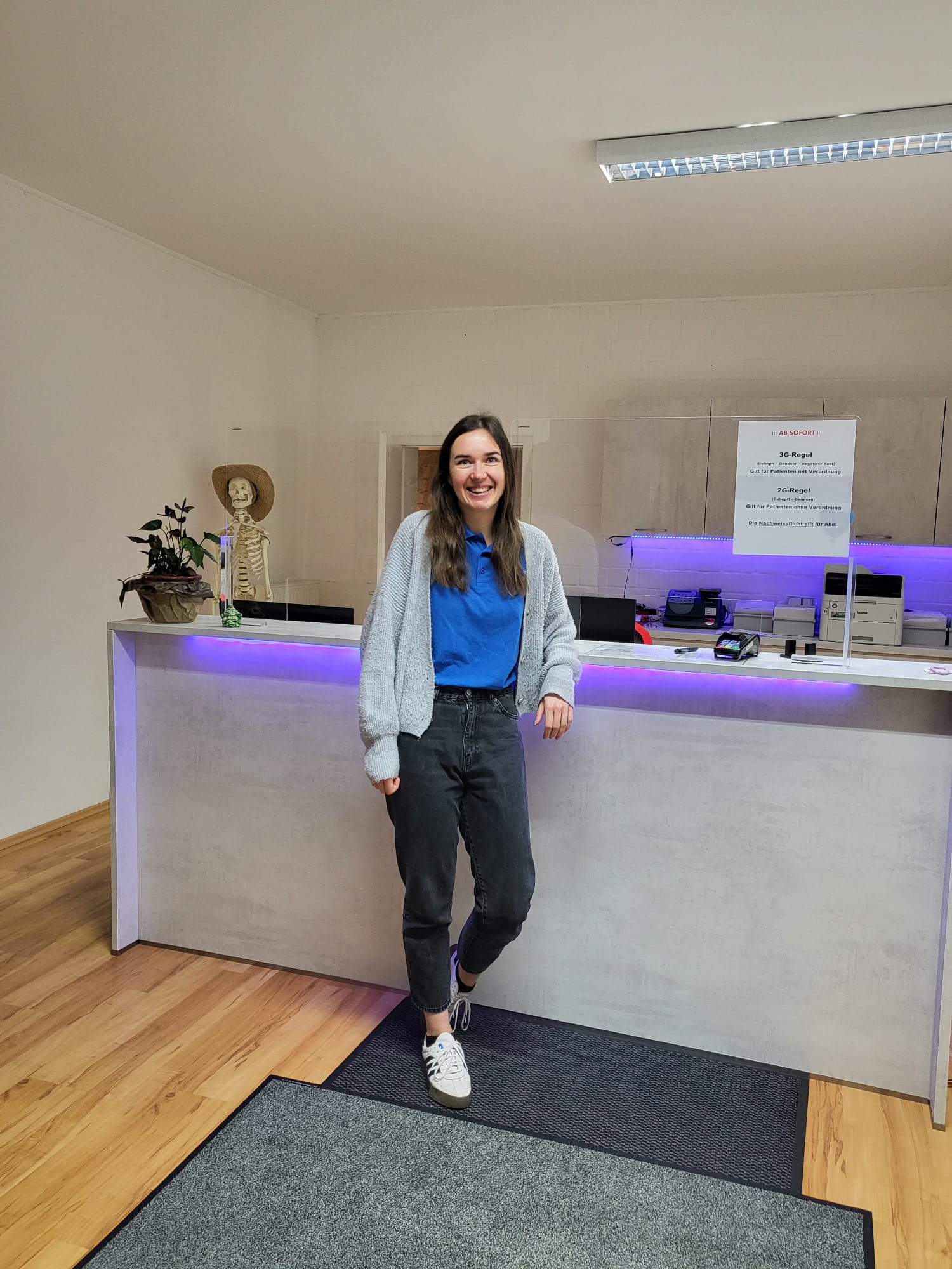 Denise Bürger an der Anmeldung / Rezeption des Rehazentrum Helmstedt