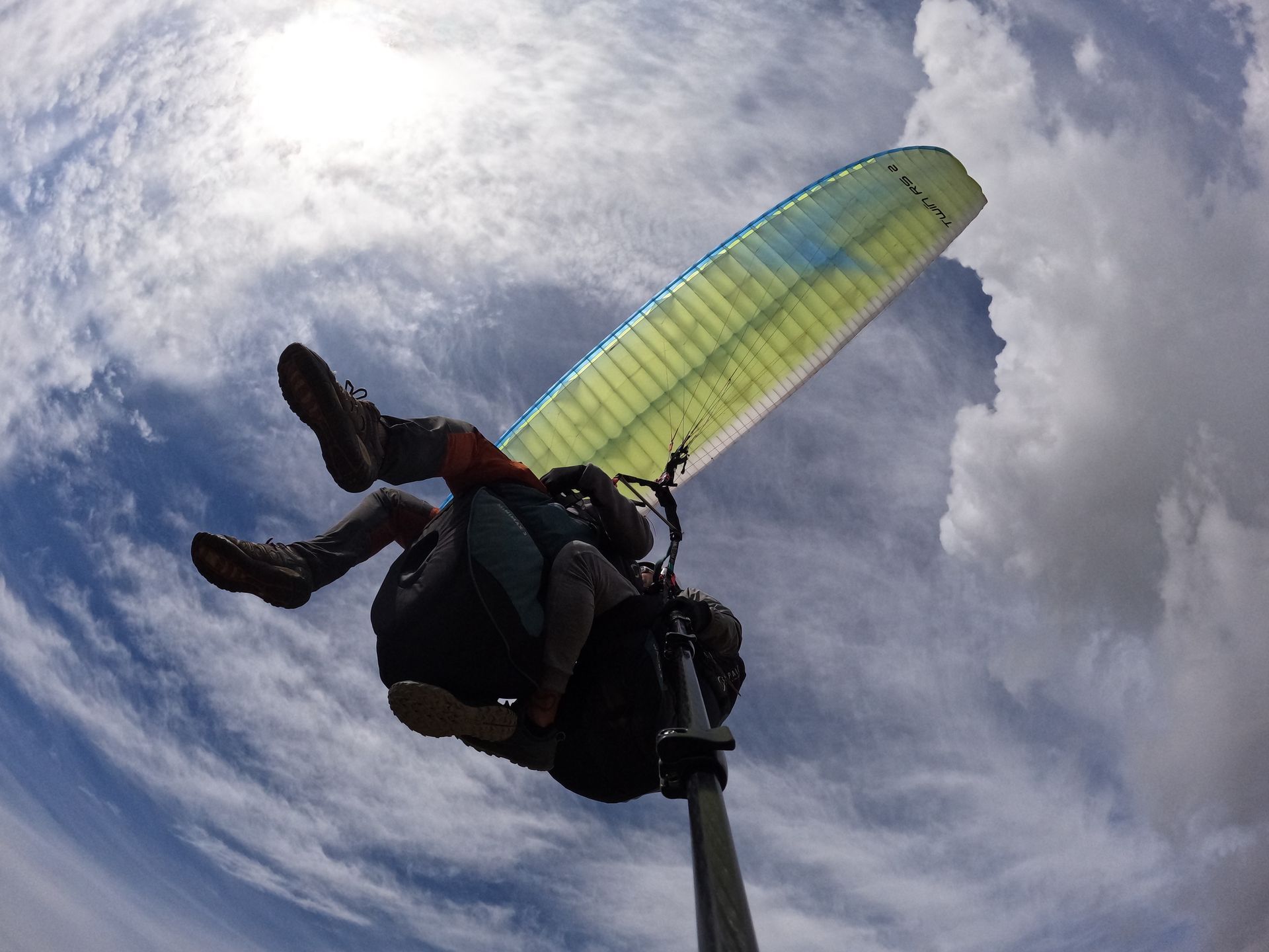 dos personas en vuelo en un parapente biplaza