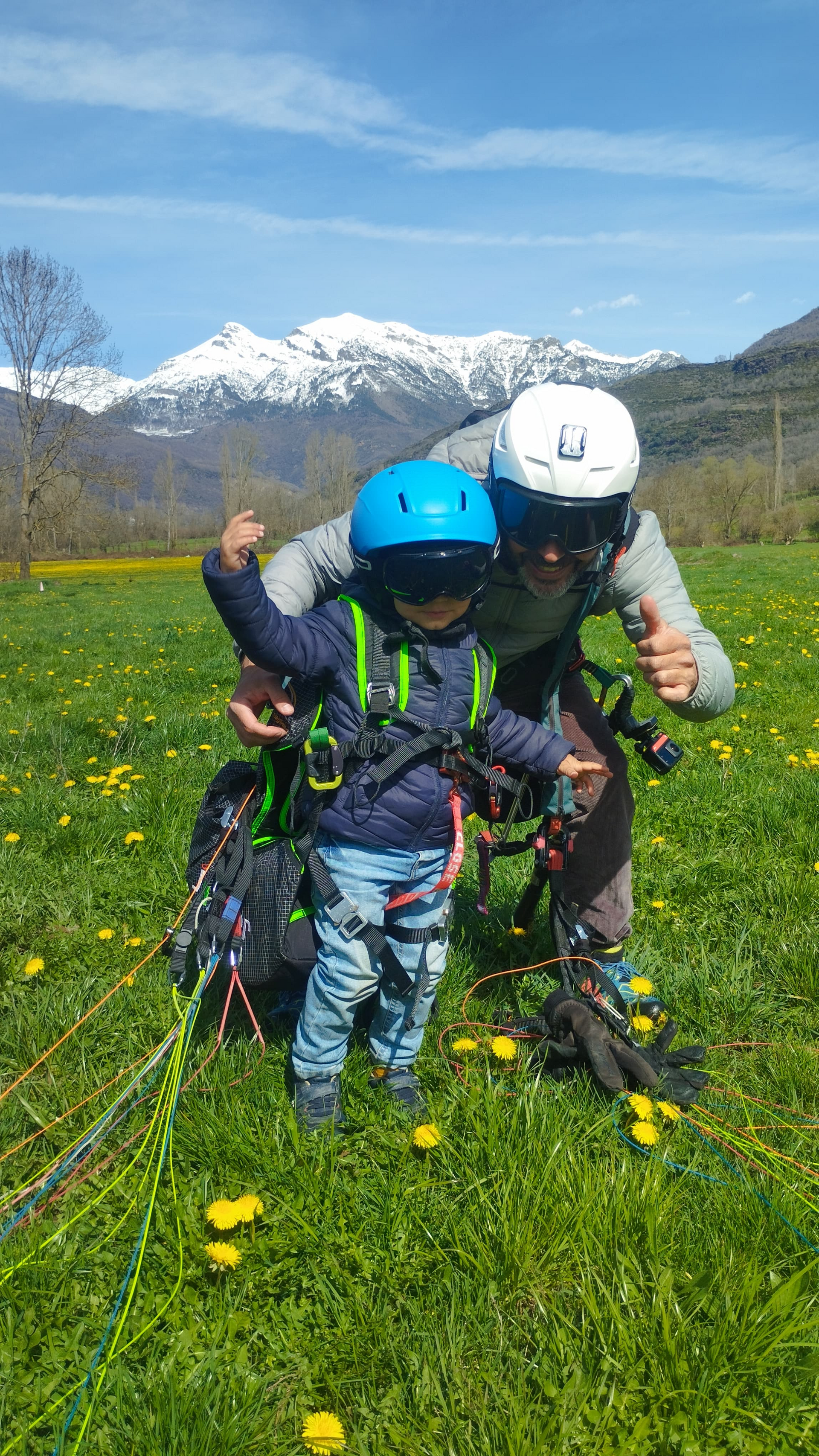 con mi hijo aterrizados después de un vuelo biplaza