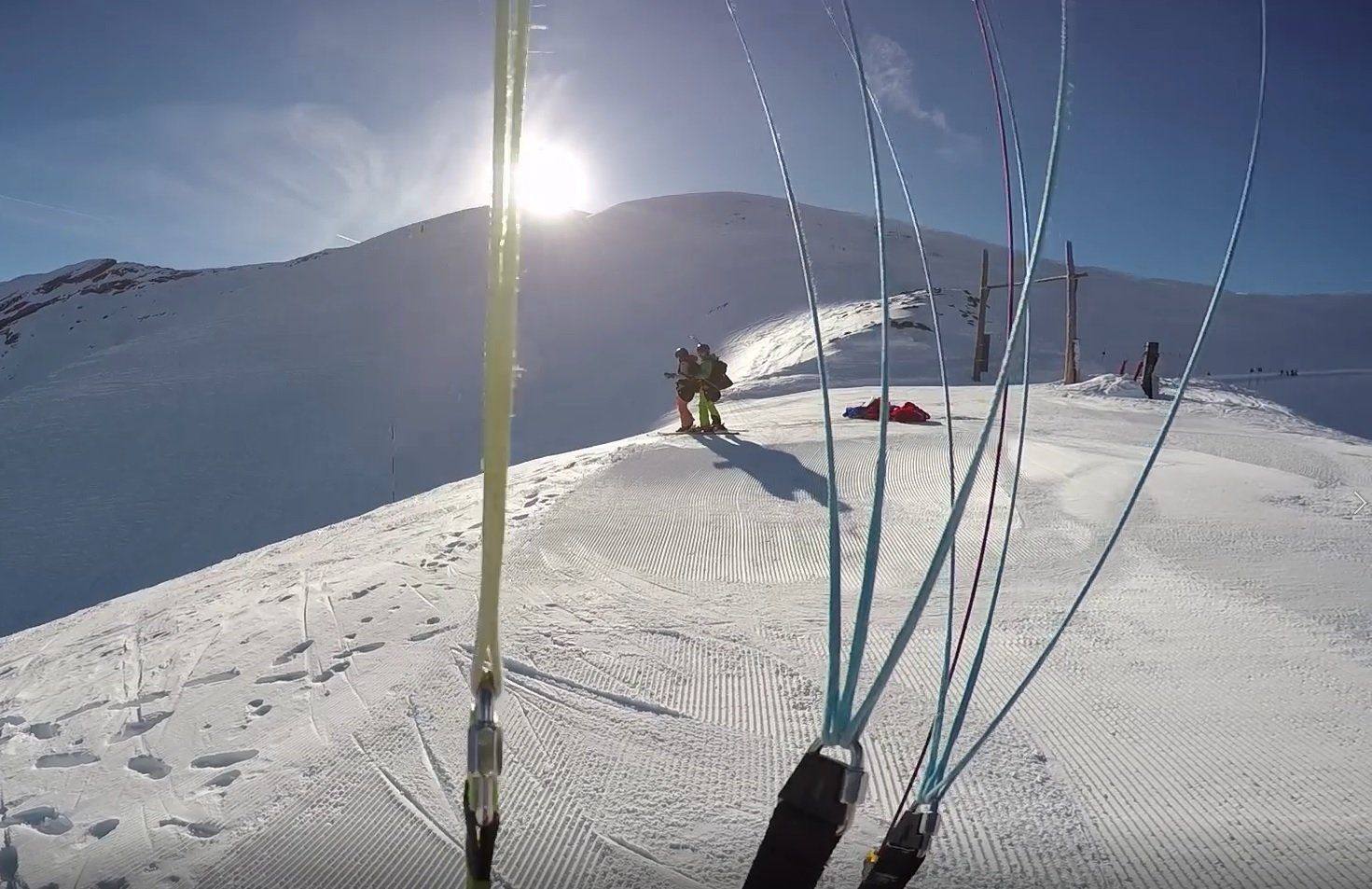 Parapente despegando Cerler con esquis, canal Amplia estacion de esqui