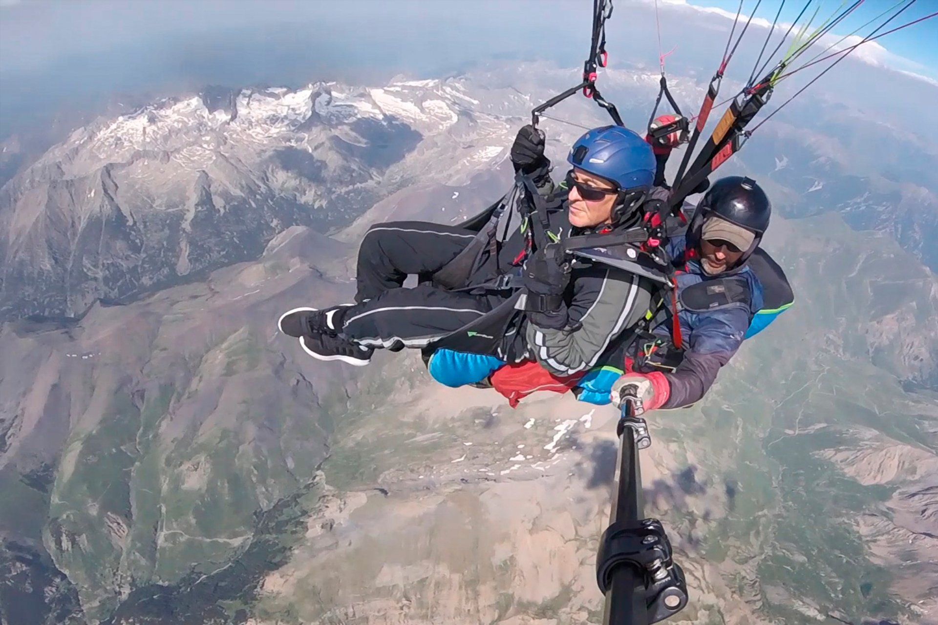 Sobrevolando con parapente biplaza el pico Aneto a mas de 5000 metros de altura