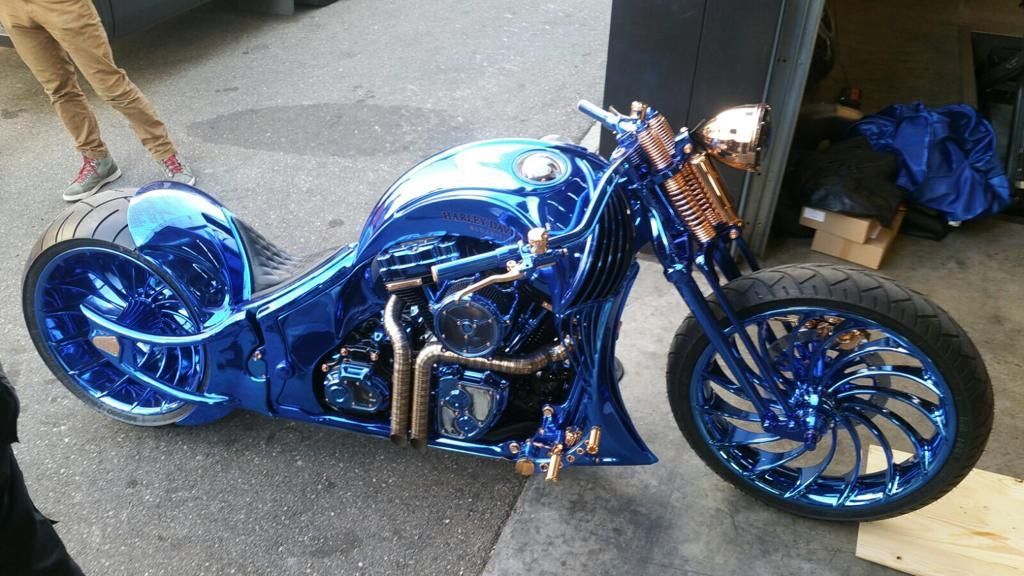 Custom Chopper Motorrad mit blauer Metallic Lackierung