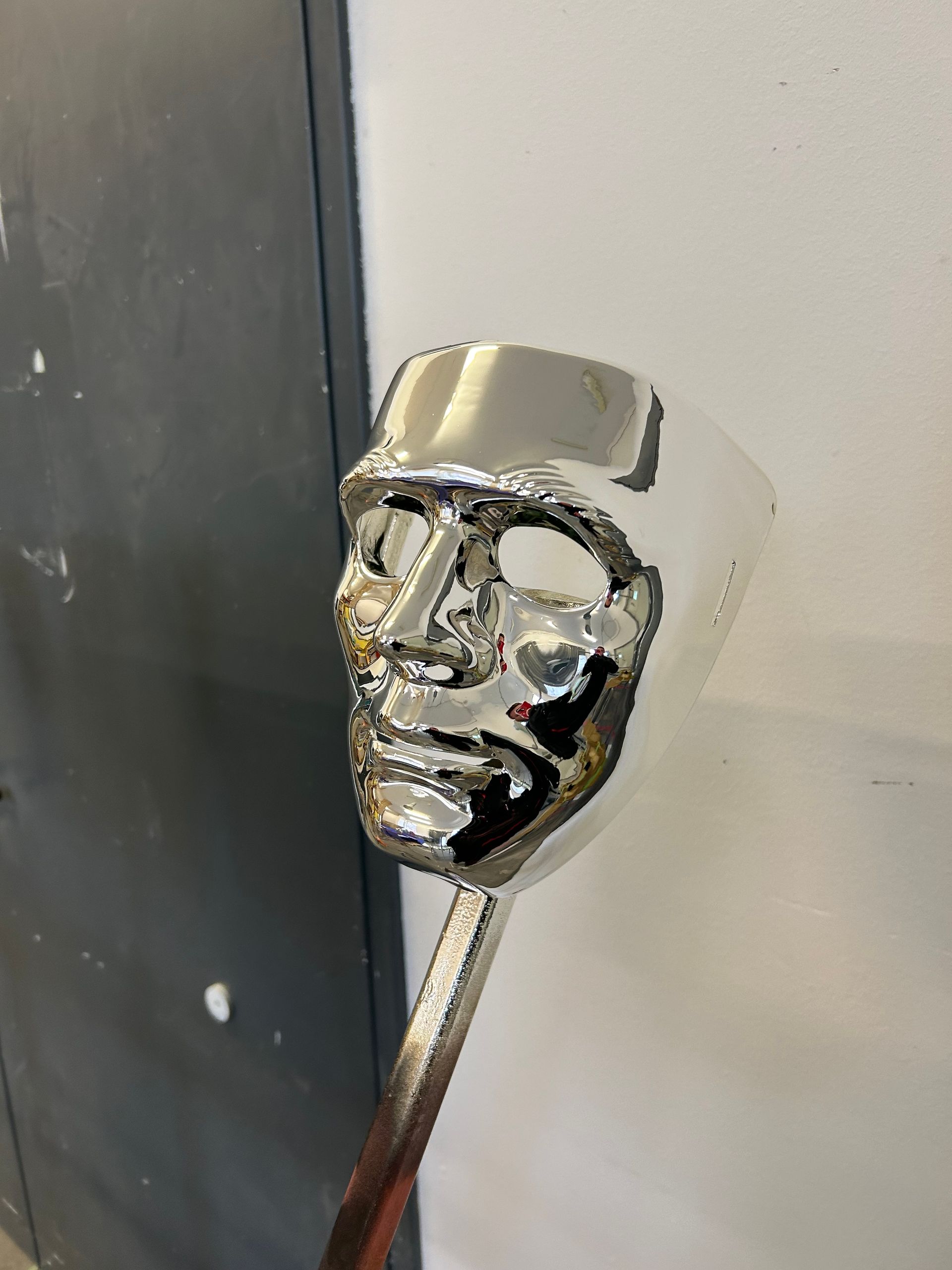 Verchromter Maske mit reflektierender Spiegeloberfläche
