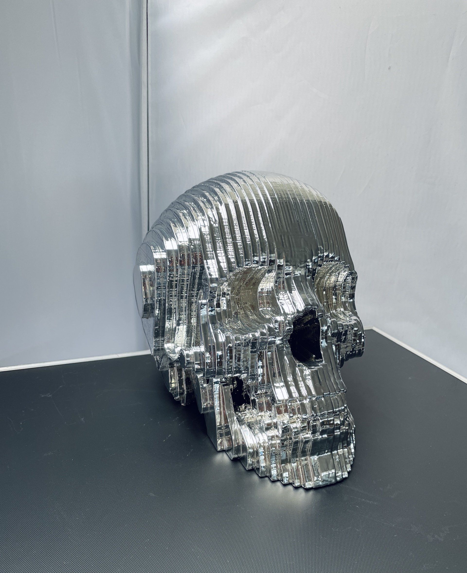 Spiegelchrom Schädel mit reflektierender Oberfläche