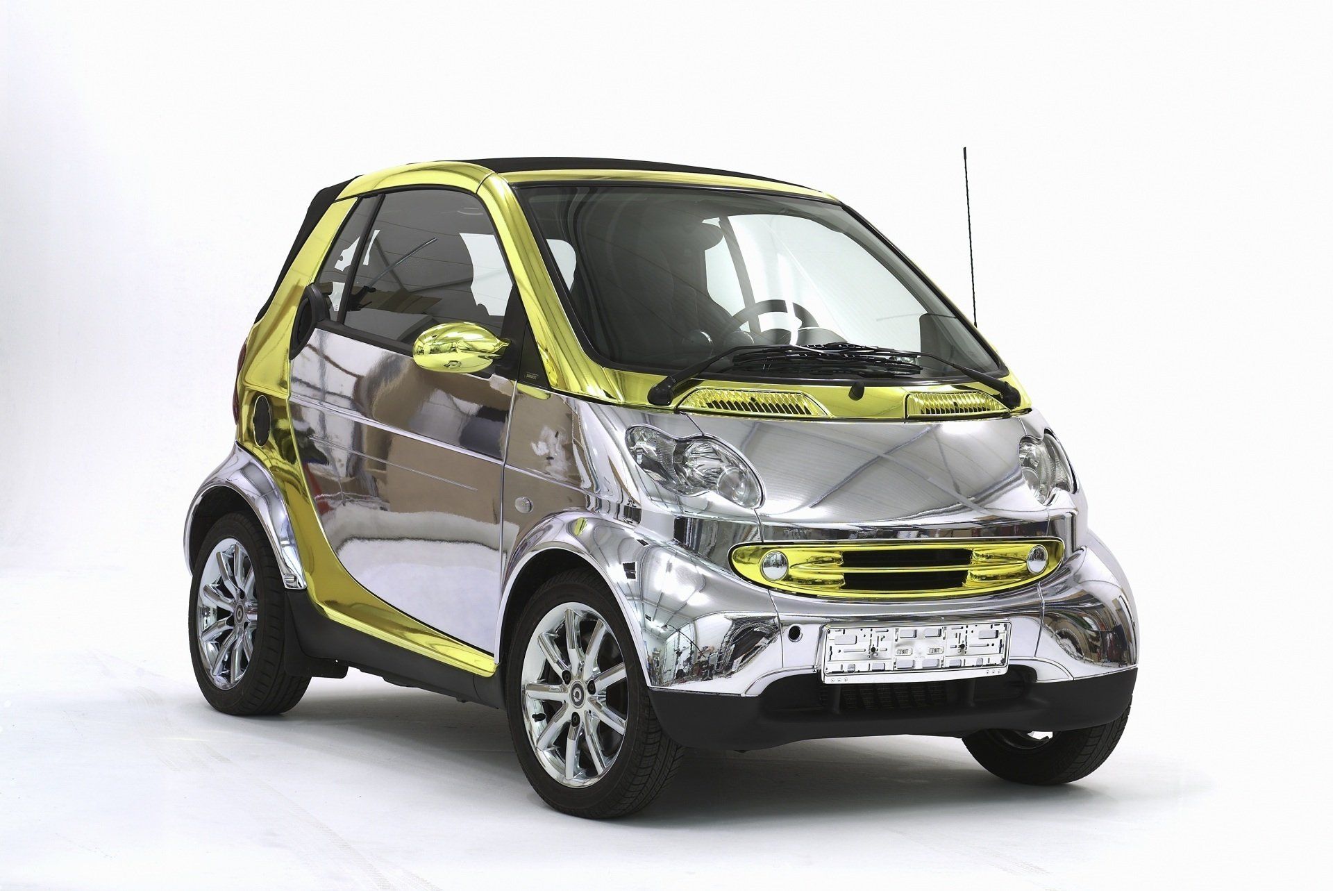 Smart Fahrzeug mit Chromoptik und reflektierendem Finish