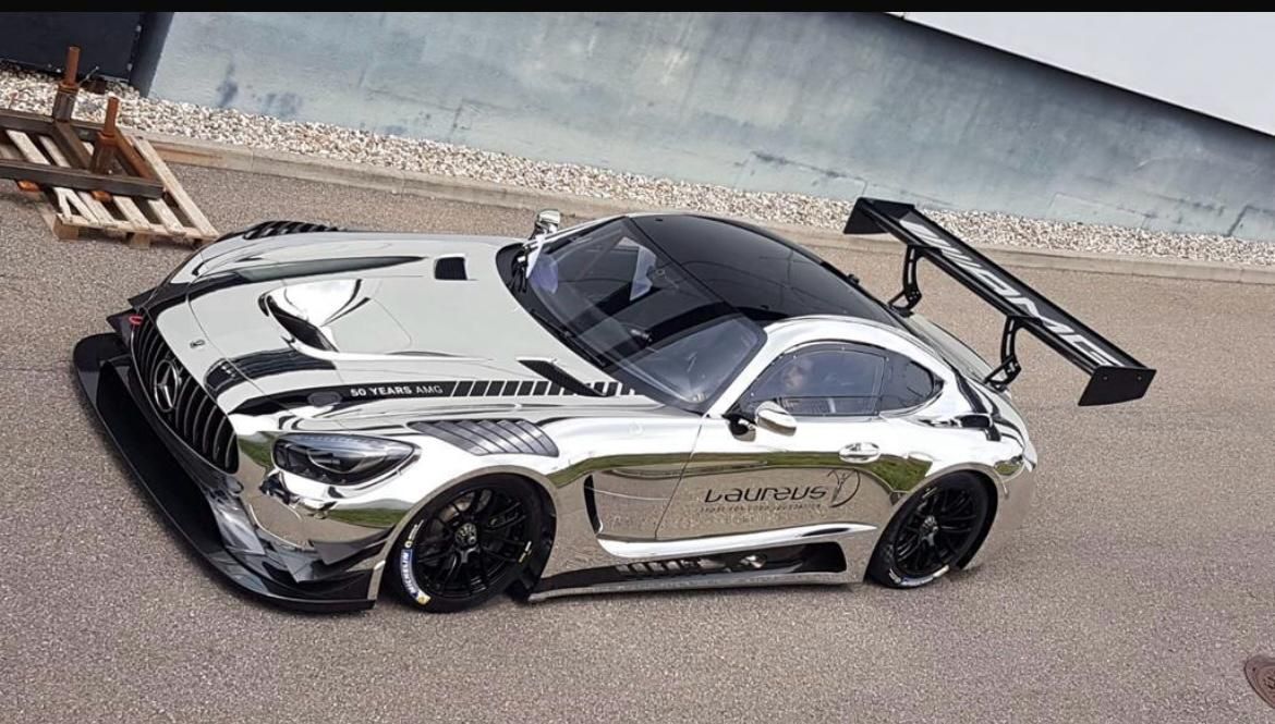 Sportwagen mit Spiegelchrom Folierung und Hochglanz Finish