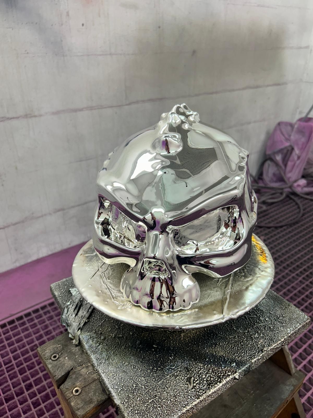 Verchromter Schädel mit reflektierender Spiegeloberfläche