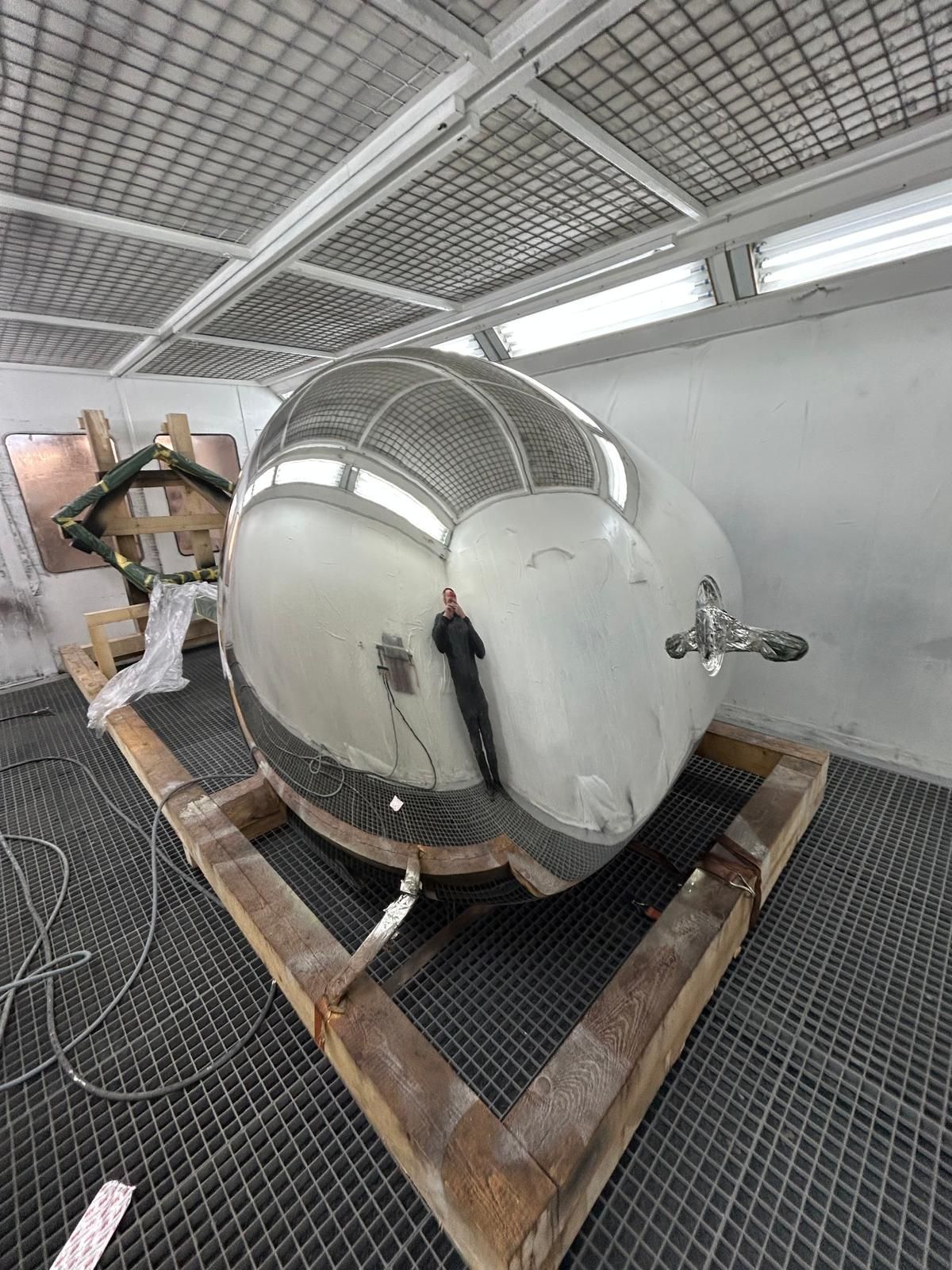 Verchromter Industrietank mit Spiegeloptik