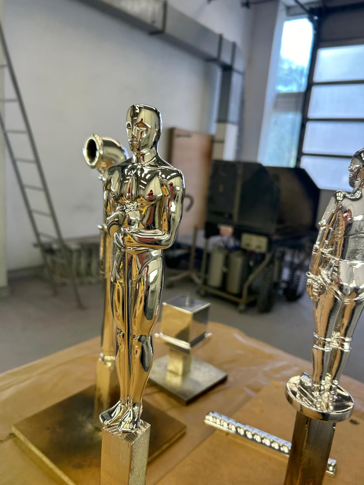 Gold metallisierte Skulptur mit hochglänzender Oberfläche