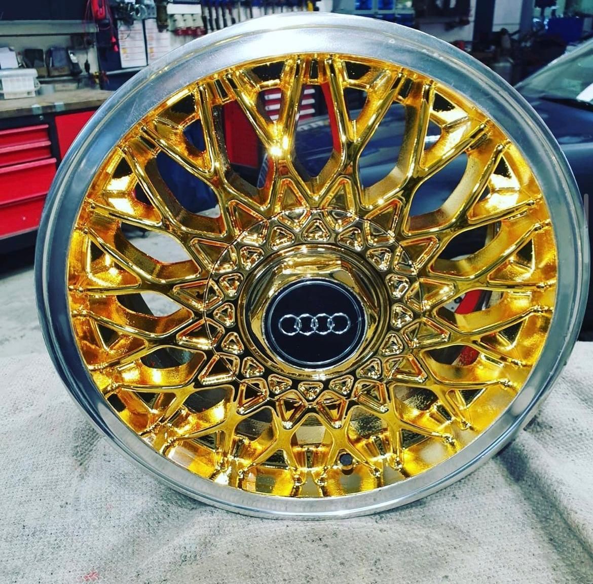 Goldene Audi Felge mit hochwertiger Chromveredelung