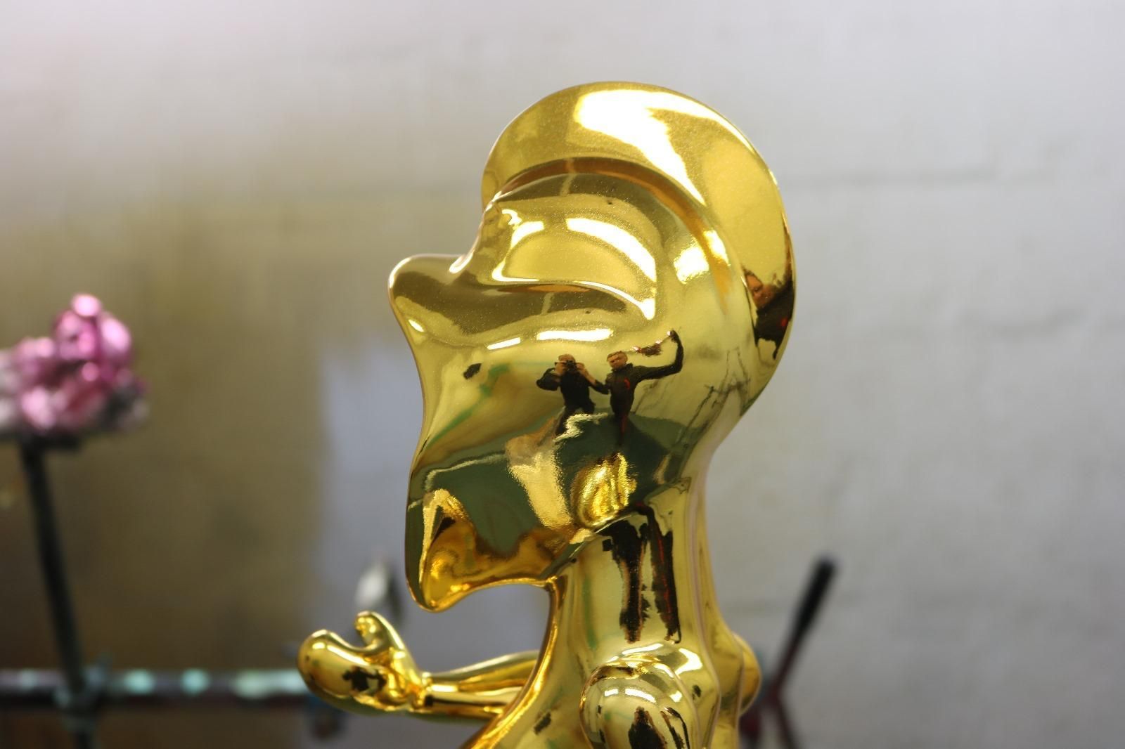 Goldene und pinke Designobjekte mit metallischer Oberfläche