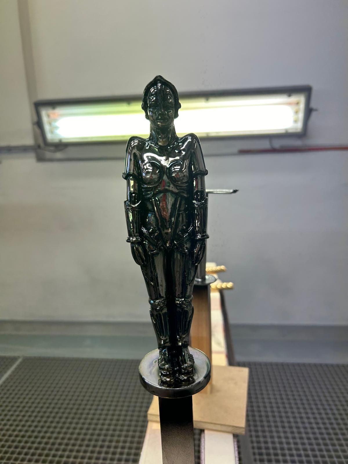 Metallisierte Kunstfigur mit Goldbeschichtung