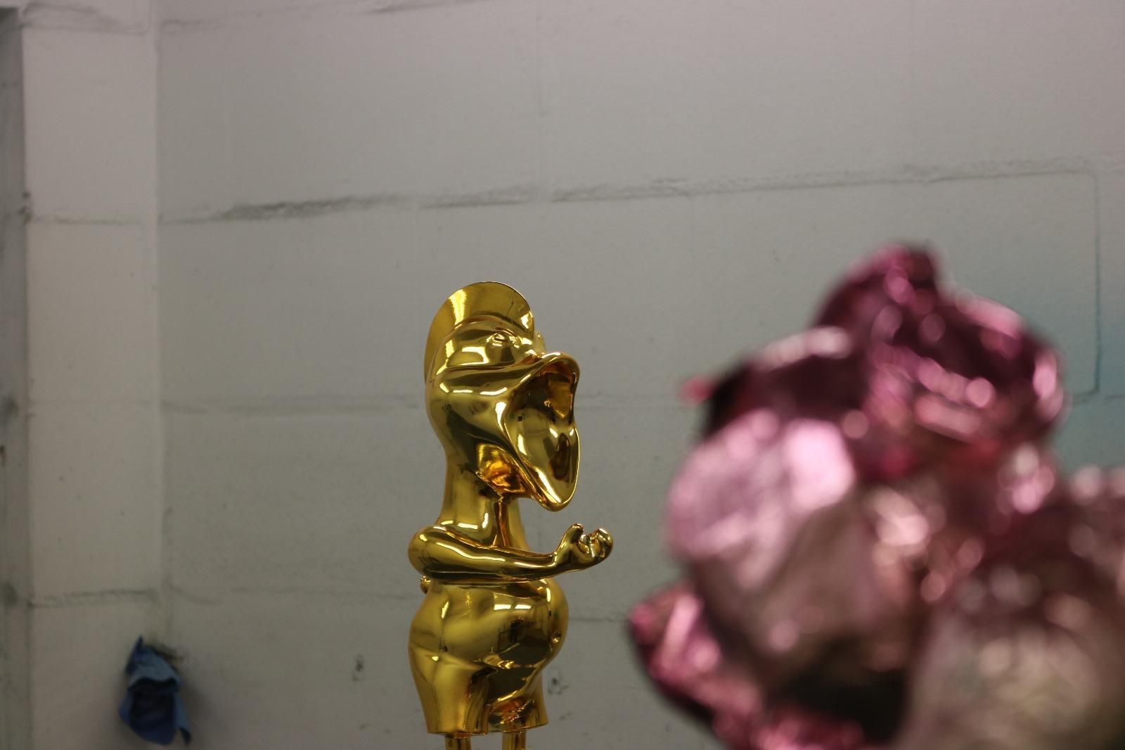 Goldene und pinke Designobjekte mit metallischer Oberfläche