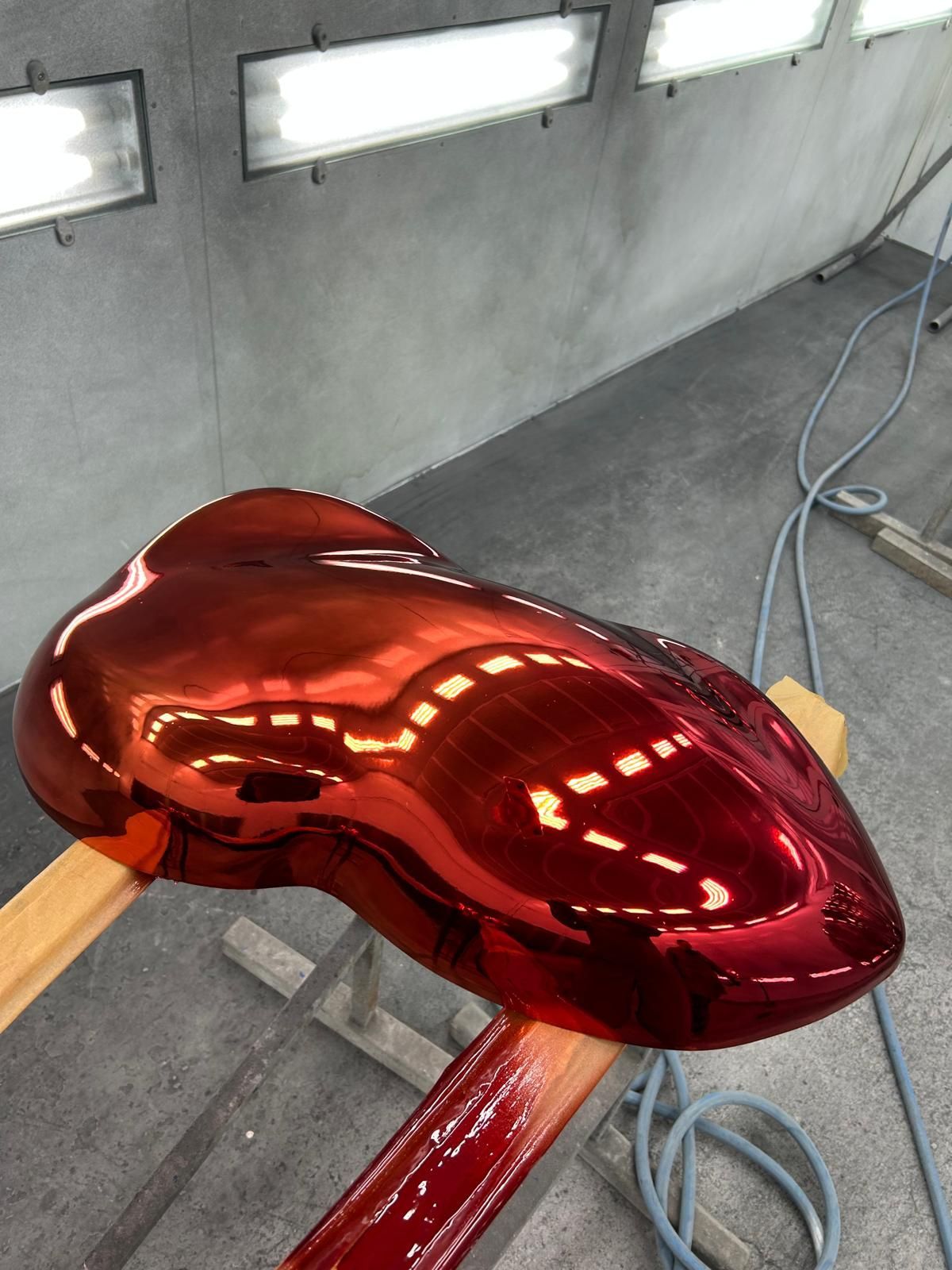 Autoteil mit Rotchrom Effektlackierung und Hochglanz Finish