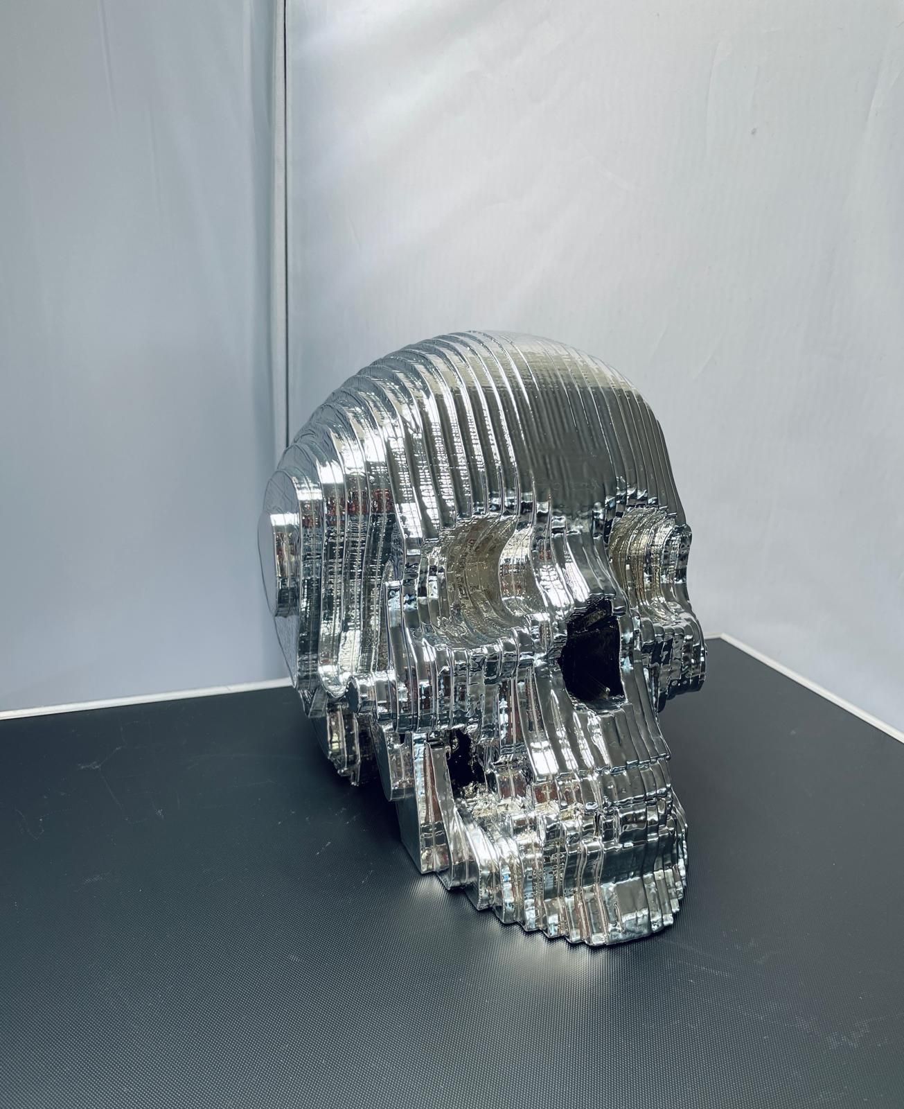 Spiegelchrom Schädel mit reflektierender Oberfläche