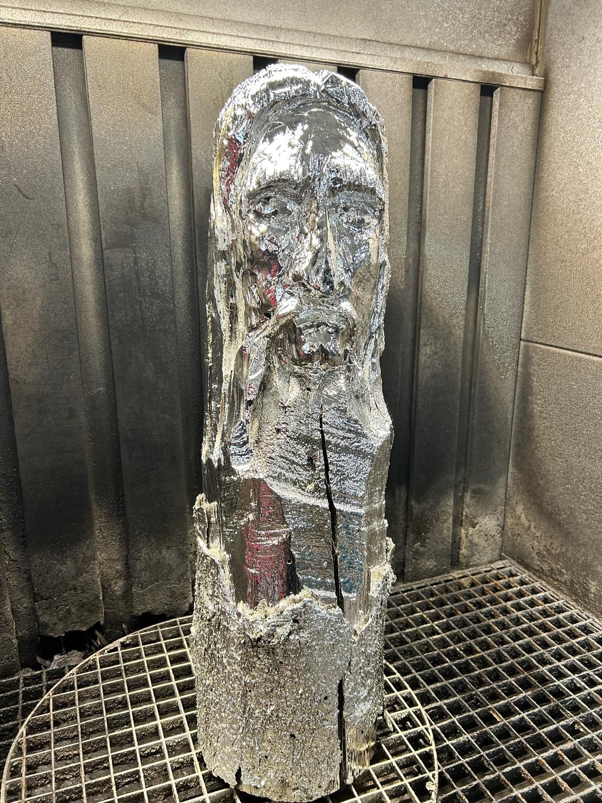 Verchromte Skulptur mit reflektierender Oberfläche
