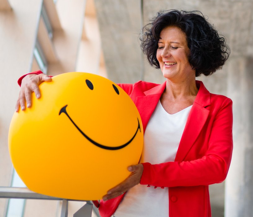 Susanne Klaus Lachen Online Zoom Lachyoga