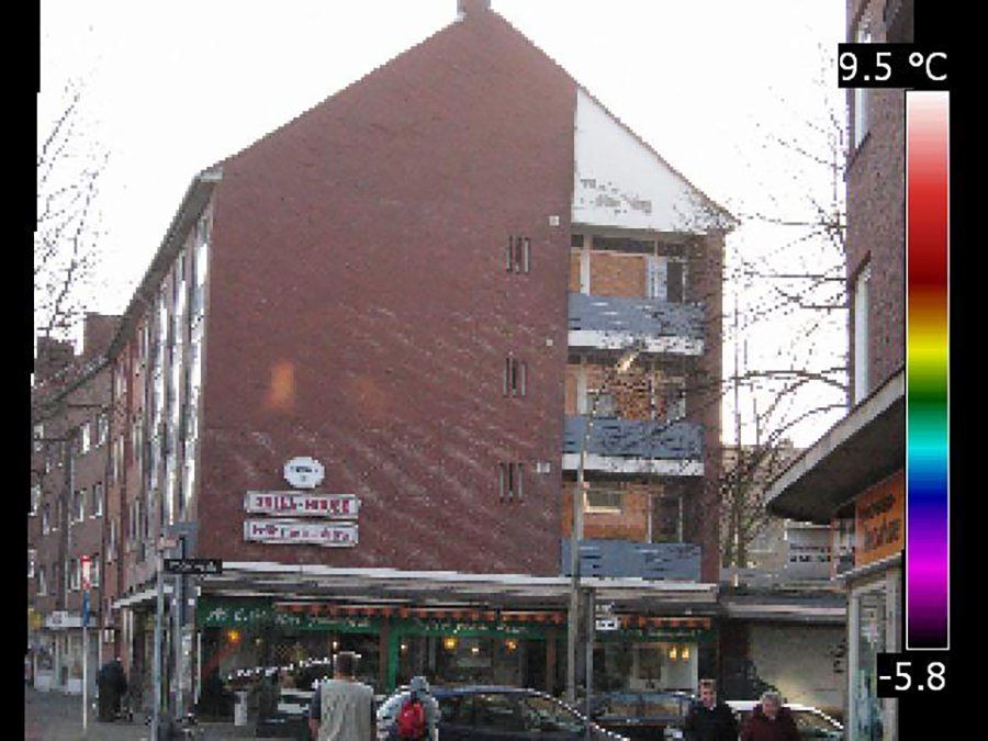 301: Giebelwand eines Mehrfamilienhauses