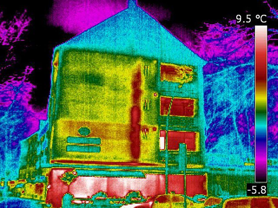301: Giebelwand eines Mehrfamilienhauses