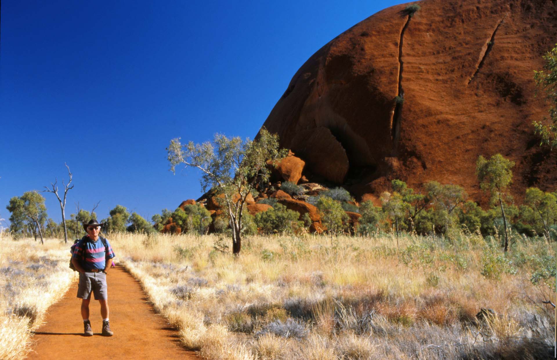 Der Wanderweg um den Uluru ist wesentlich interessanter