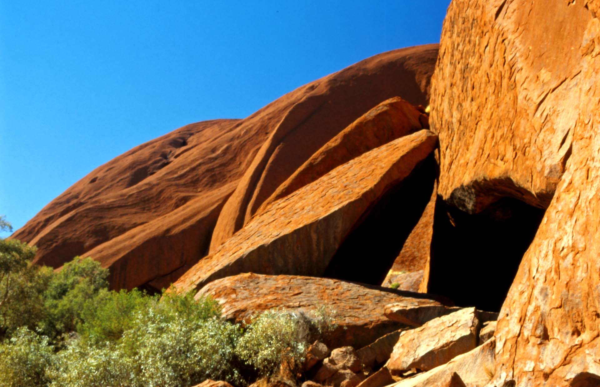 Der Uluru ist stark zerklüftet. Für die Anangu, die Herren dieses Landes, hat jede Spalte und Höhle eine tiefe Bedeutung