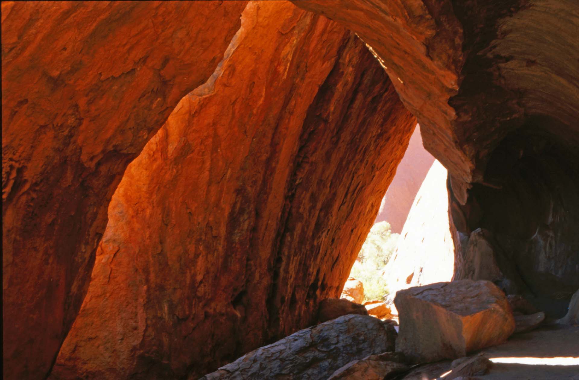 Der Uluru ist stark zerklüftet. Für die Anangu, die Herren dieses Landes, hat jede Spalte und Höhle eine tiefe Bedeutung