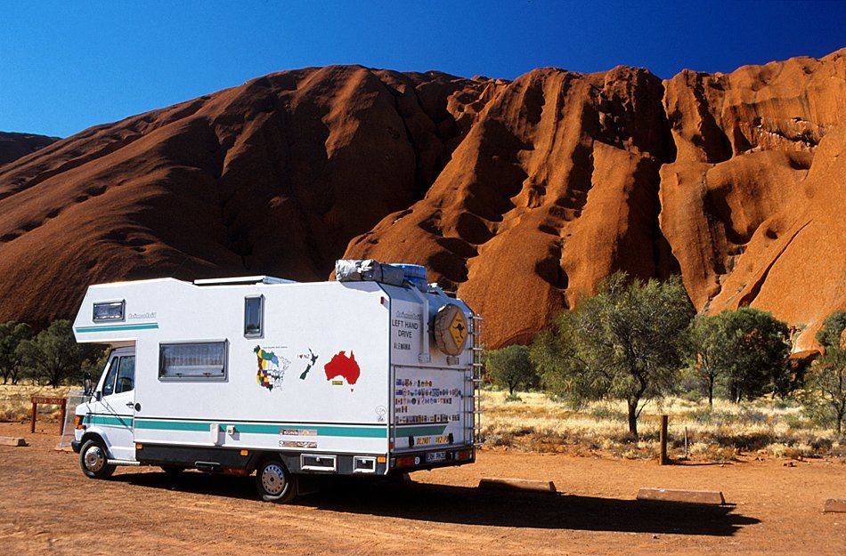 Australien, Uluru, Ayers Rock - Wir haben das Schutzgitter wieder anmontiert - allerdings erst nach einem dicken Bull Eye in der Windschutzscheibe. Australien, Uluru, Ayers Rock - Wir haben das Schutzgitter wieder anmontiert - allerdings erst nach einem dicken Bull Eye in der Windschutzscheibe.