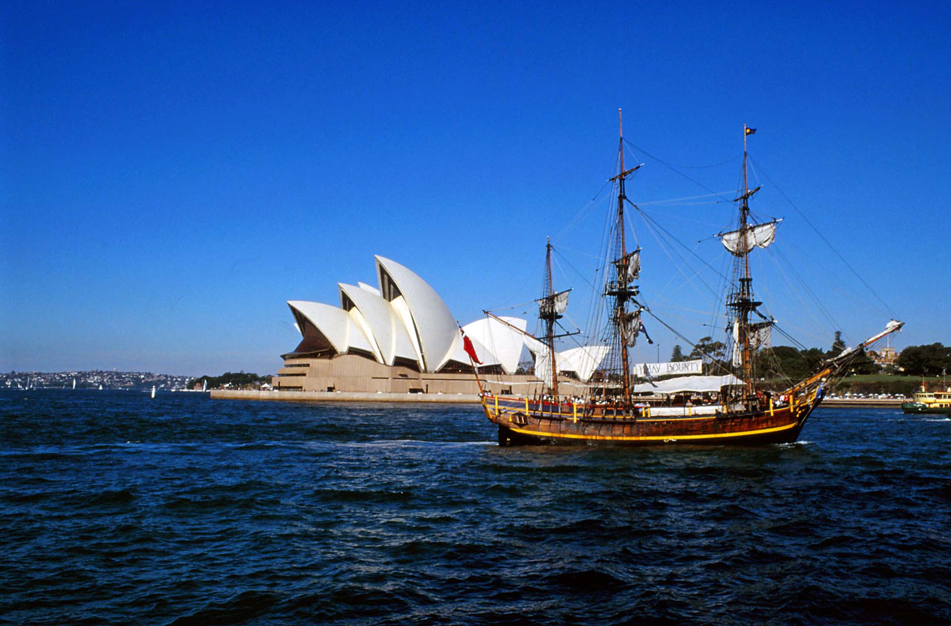 Sydney - Das Opernhaus und ein Nachbau der Bounty